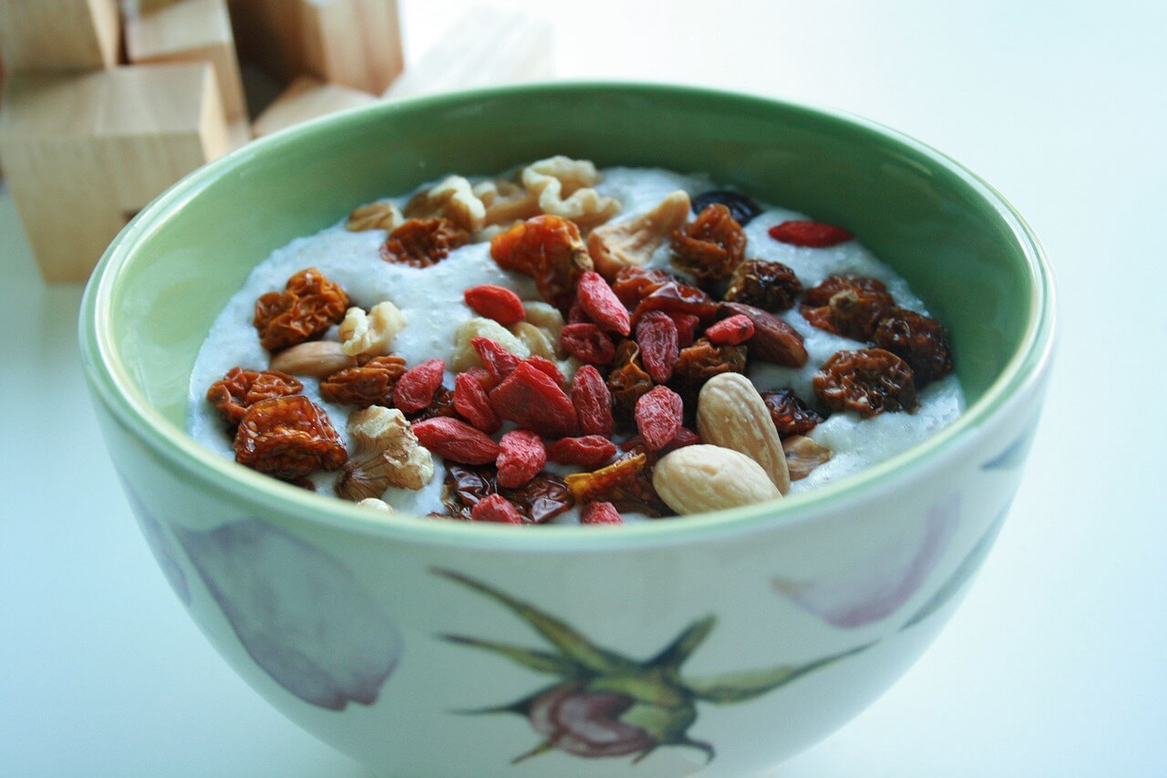Eat instant oatmeal-goji-berries